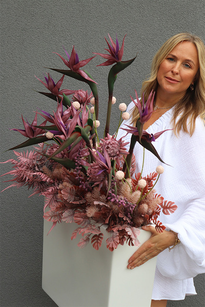 Violetera Fiberglass, sukulenty ze strelicjami w białej donicy