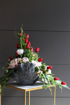 Monenia Volcan, kompozycja nagrobna w misie, wys.60cm