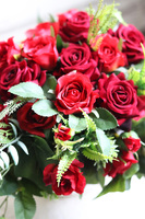 czerwona kompozycja kwiatowa z różami, Redoneta, wym.30x20cm 