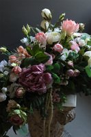 Noemi Longia, kompozycja kwiatowa na długi stół