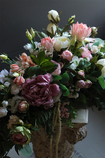 Noemi Longia, kompozycja kwiatowa na długi stół