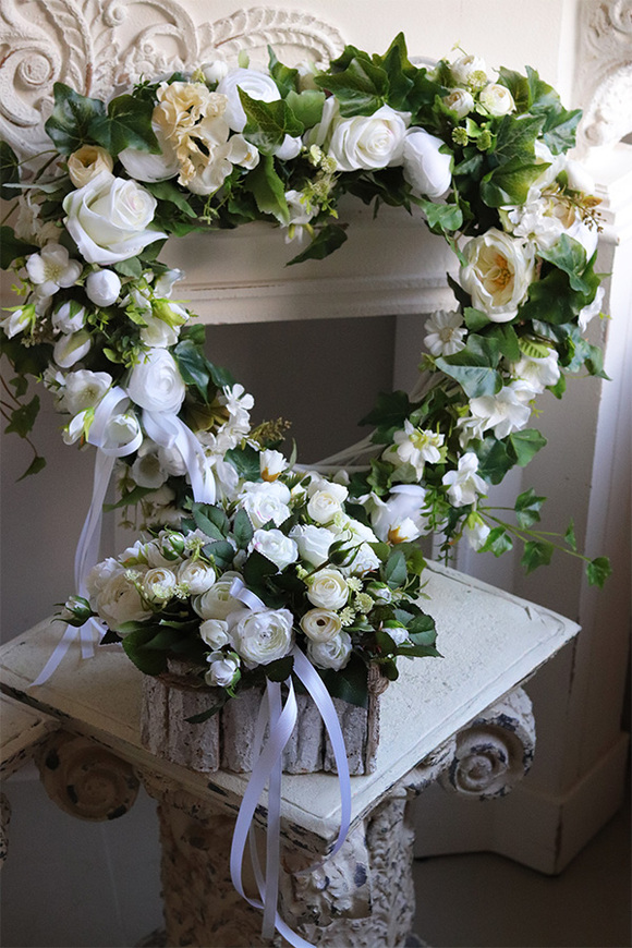 Biała Winnica Rosano, kompozycja kwiatowa w kształcie serca