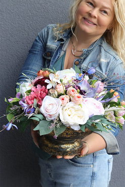 Ledita, kompozycja kwiatowa w pucharze, wys.32x40cm 