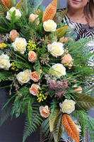 Monada, wiązanka nagrobna z różami