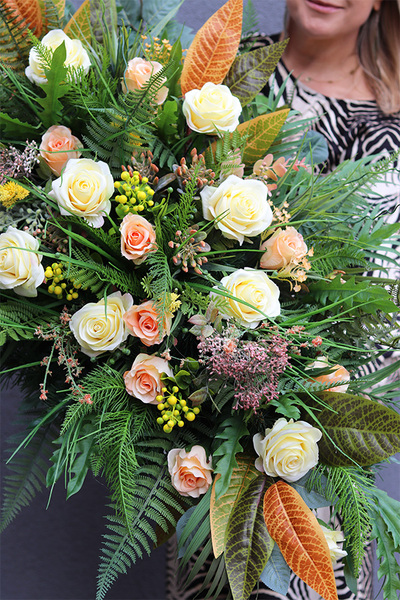 Monada, wiązanka nagrobna z różami