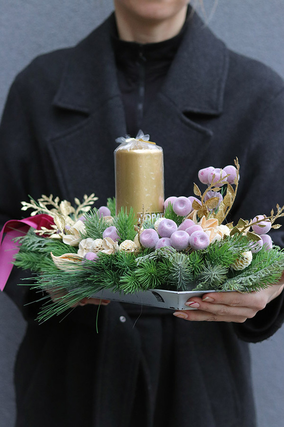 Świąteczna Violetta, zimowy stroik ze świecą na tacy