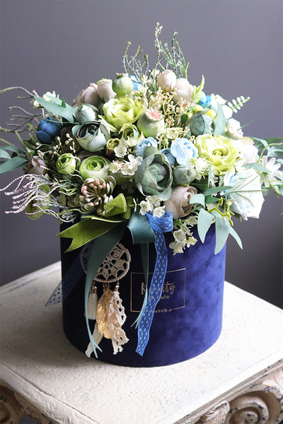 Blue House, welurowy flowerbox z kwiatami