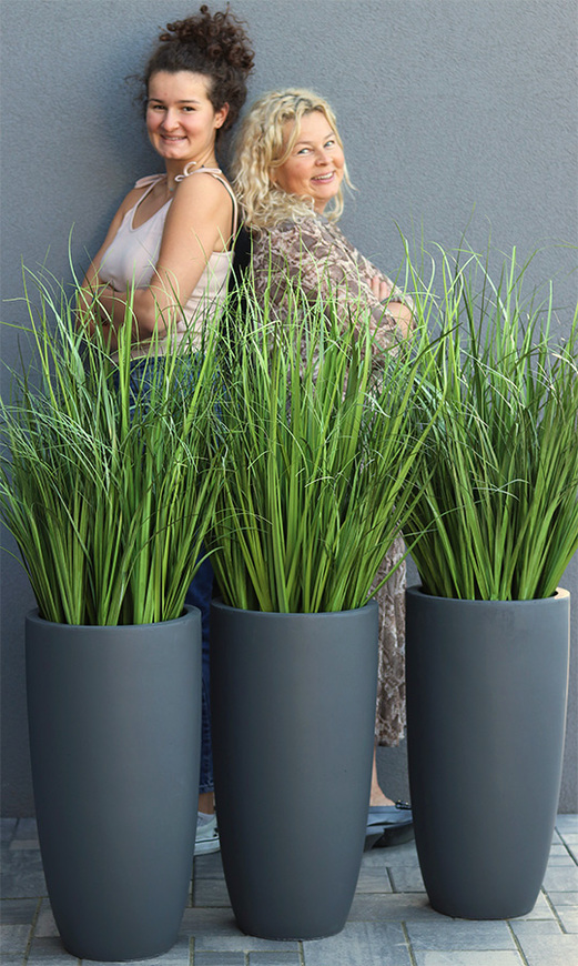 Concrete Antracyt Grande, wysokiej jakości sztuczna trawa w betonowej donicy