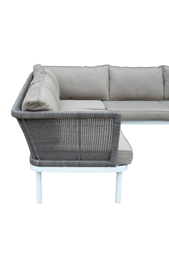 Dwuczęściowa kanapa ogrodowa z poduszkami i oparciem z technorattanu.