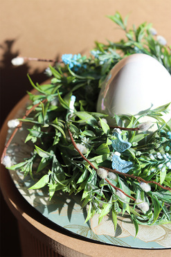 Wielkanocne Błękity, stroik wielkanocny na talerzu z jajem, wym.12x30cm 