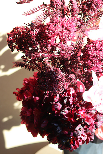 Bettina Arturia Bordo, dekoracyjny bukiet w wazonie