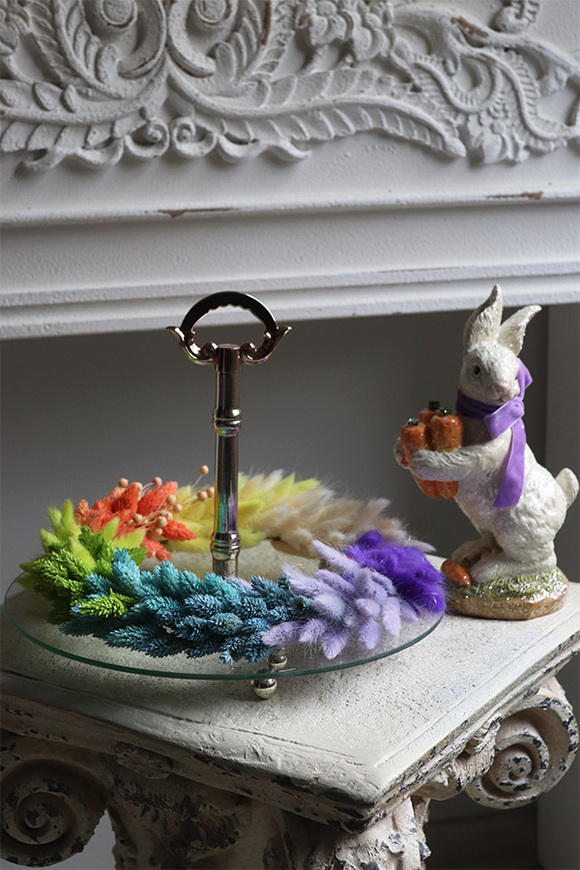 Tęczowy Susz Boho, stroik wielkanocny na paterze