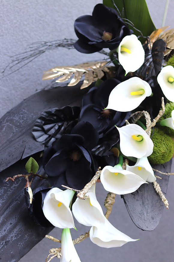 Angie Black, bukiet nagrobny z kallami premium, dł.75cm