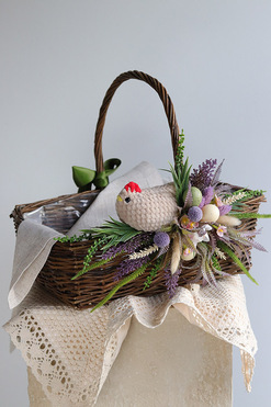 OD RĘKI Coco Crochet, dekorowany koszyczek wielkanocny, wys.25cm
