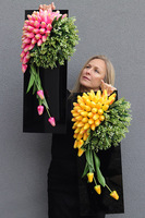  Tulippo New Design Candy, dekoracja nagrobna na czarnej podstawie