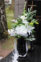 Kerta, bukiet nagrobny z białych kwiatów