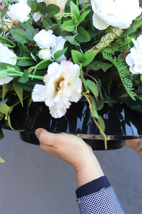 Rozalia White, kompozycja nagrobna w plastikowym naczyniu