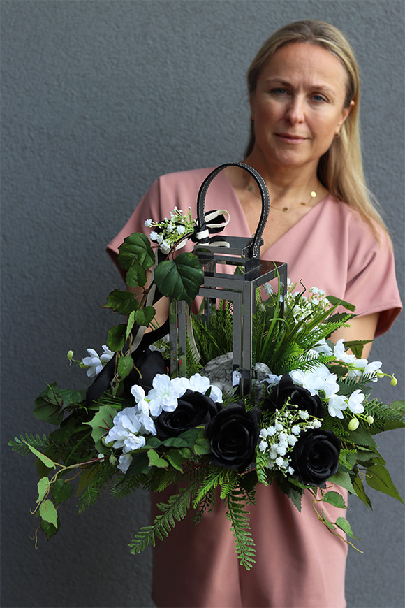 Angelo Garden White&Black, lampion nagrobny z kwiatami