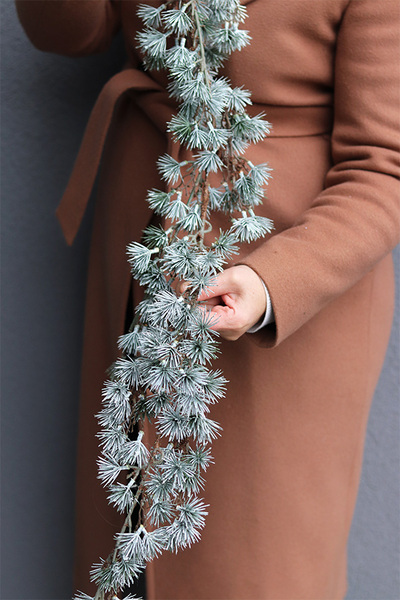 Mroźna, zielona girlanda zimowa modrzew