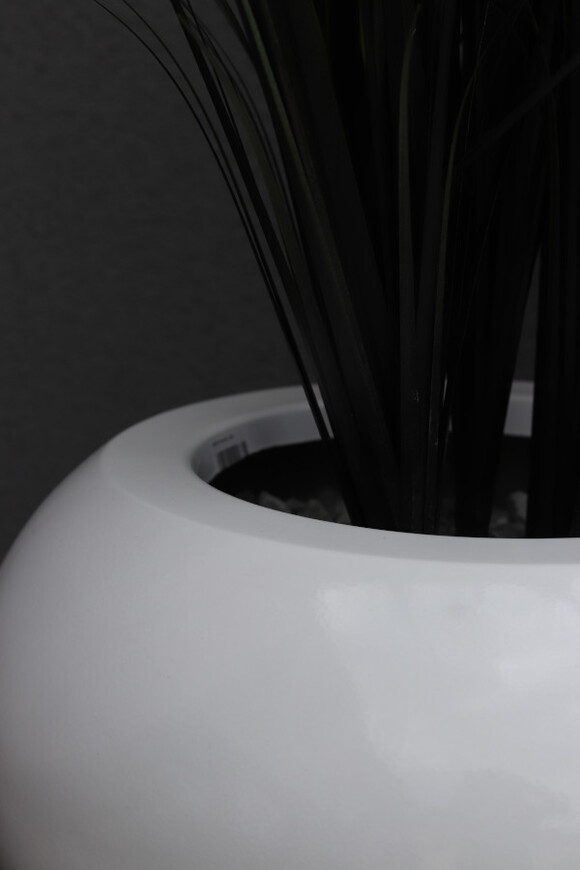 Black Mars Fiberglass, sztuczna czarna trawa w białej donicy