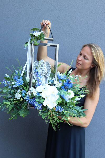 Angelo Garden Blue Big, kompozycja nagrobna ze srebrnym lampionem, wys.63cm