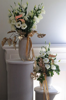 Amelia Eustoma White, kompozycja kwiatowa w wazonie	