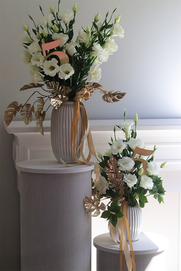 Amelia Eustoma White, kompozycja kwiatowa w wazonie	