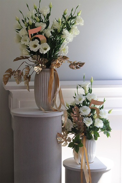 Amelia Eustoma White, kompozycja kwiatowa w wazonie	