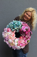 Caryca Bellia, bogaty kwiatowy wianek na drzwi