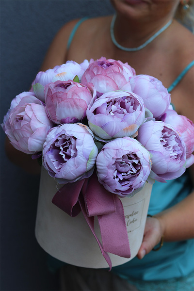 Celina Peonies, flowerbox z różowymi kwiatami