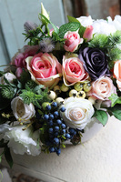 Editta, kompozycja kwiatowa w biało-srebrnej misie, wym.32x39cm