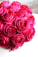 elegancki flowerbox z amarantowymi różami, Rosalisa, wys.30cm