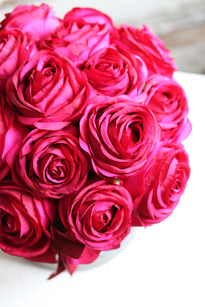 elegancki flowerbox z amarantowymi różami, Rosalisa, wys.30cm