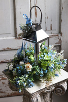 Angelo Blue Garden, kompozycja nagrobna ze srebrnym lampionem, wys.50cm 