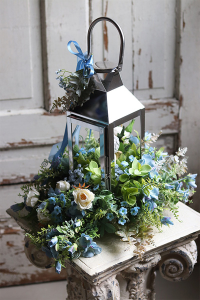 Angelo Blue Garden, kompozycja nagrobna ze srebrnym lampionem, wys.50cm 