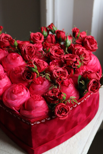 czerwony flowerbox z różami na walentynki, Serce Welurowe