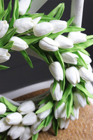 Witaj Wiosno Menato, biały wianek z piankowych tulipanów