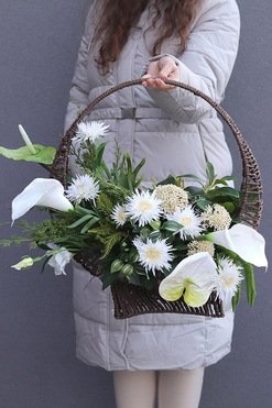 OD RĘKI Aurelia Anturea, kompozycja nagrobna w koszu, wym.52x65x50cm