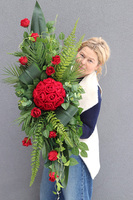 Red Bowl, czerwona wiązanka nagrobna