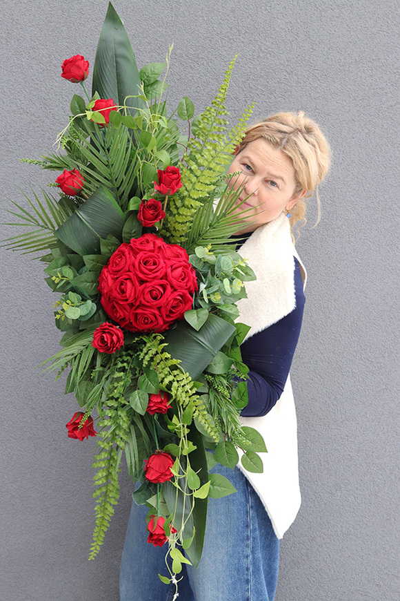 Red Bowl, czerwona wiązanka nagrobna