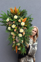 Monada, wiązanka nagrobna z różami