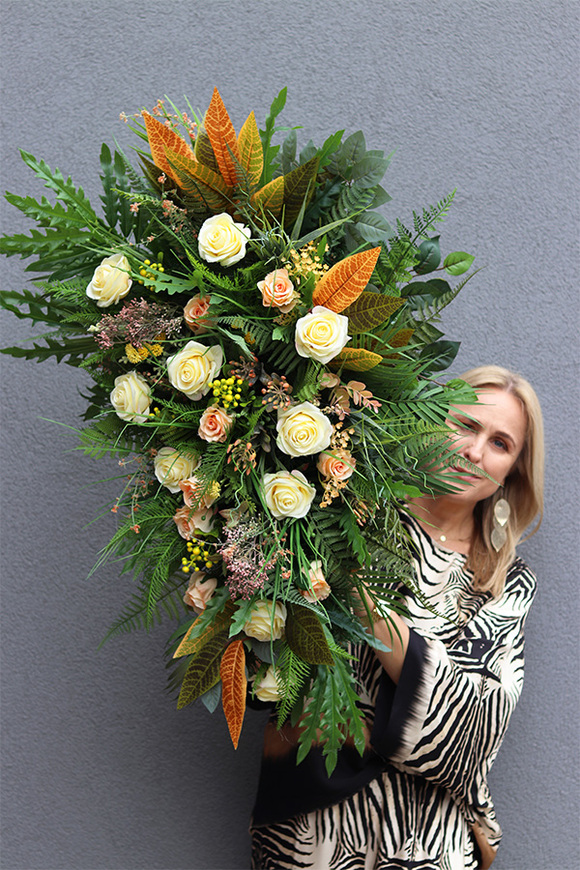 Monada, wiązanka nagrobna z różami