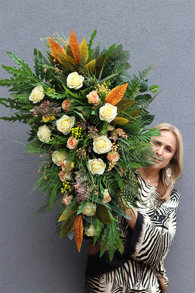 Monada, wiązanka nagrobna z różami