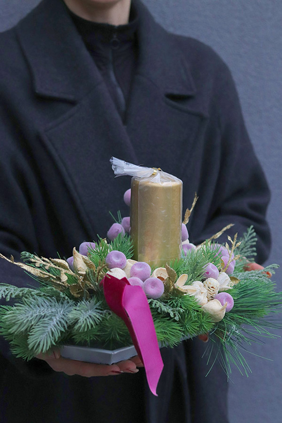 Świąteczna Violetta, zimowy stroik ze świecą na tacy