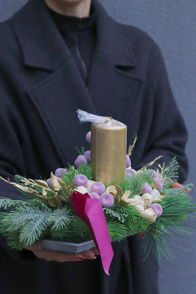 Świąteczna Violetta, zimowy stroik ze świecą na tacy