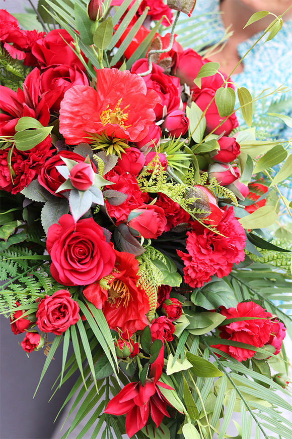 Monte Cassino, czerwona kompozycja nagrobna w osłonce