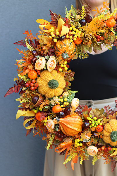 Arya, asymetryczny jesienny wianek z dyniami