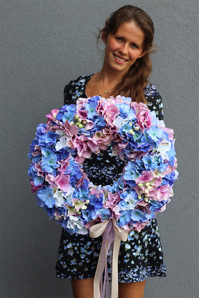 Gesiana, niebiesko-różowy wianek z hortensjami