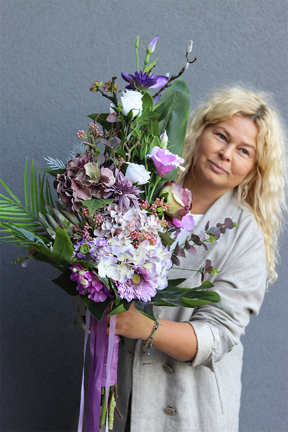 Korrena, bukiet nagrobny z fioletowych kwiatów