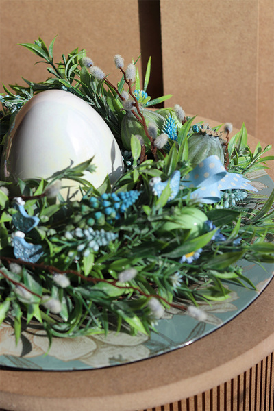 Wielkanocne Błękity, stroik wielkanocny na talerzu z jajem